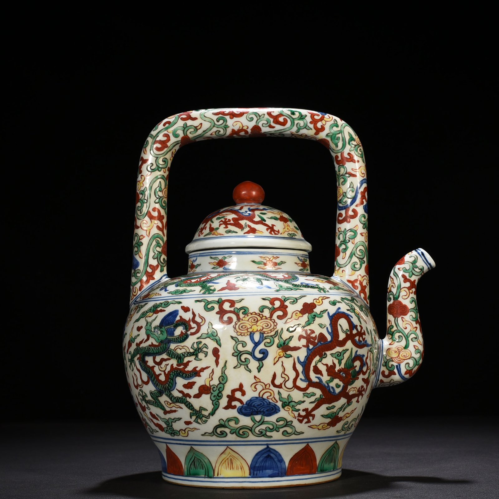 Ming Dynasty Jiajing blue and white multicolored dragon pattern teapot