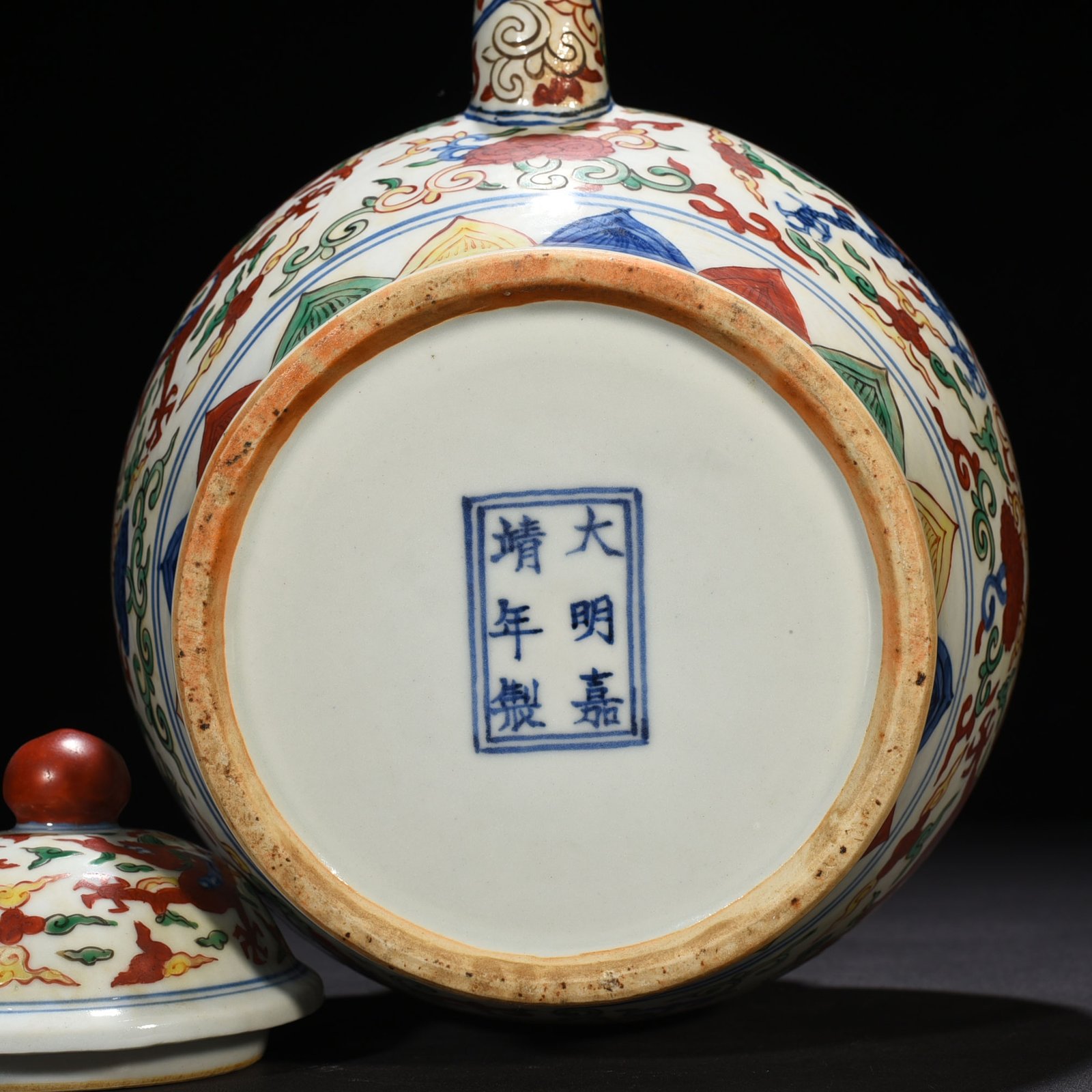Ming Dynasty Jiajing blue and white multicolored dragon pattern teapot