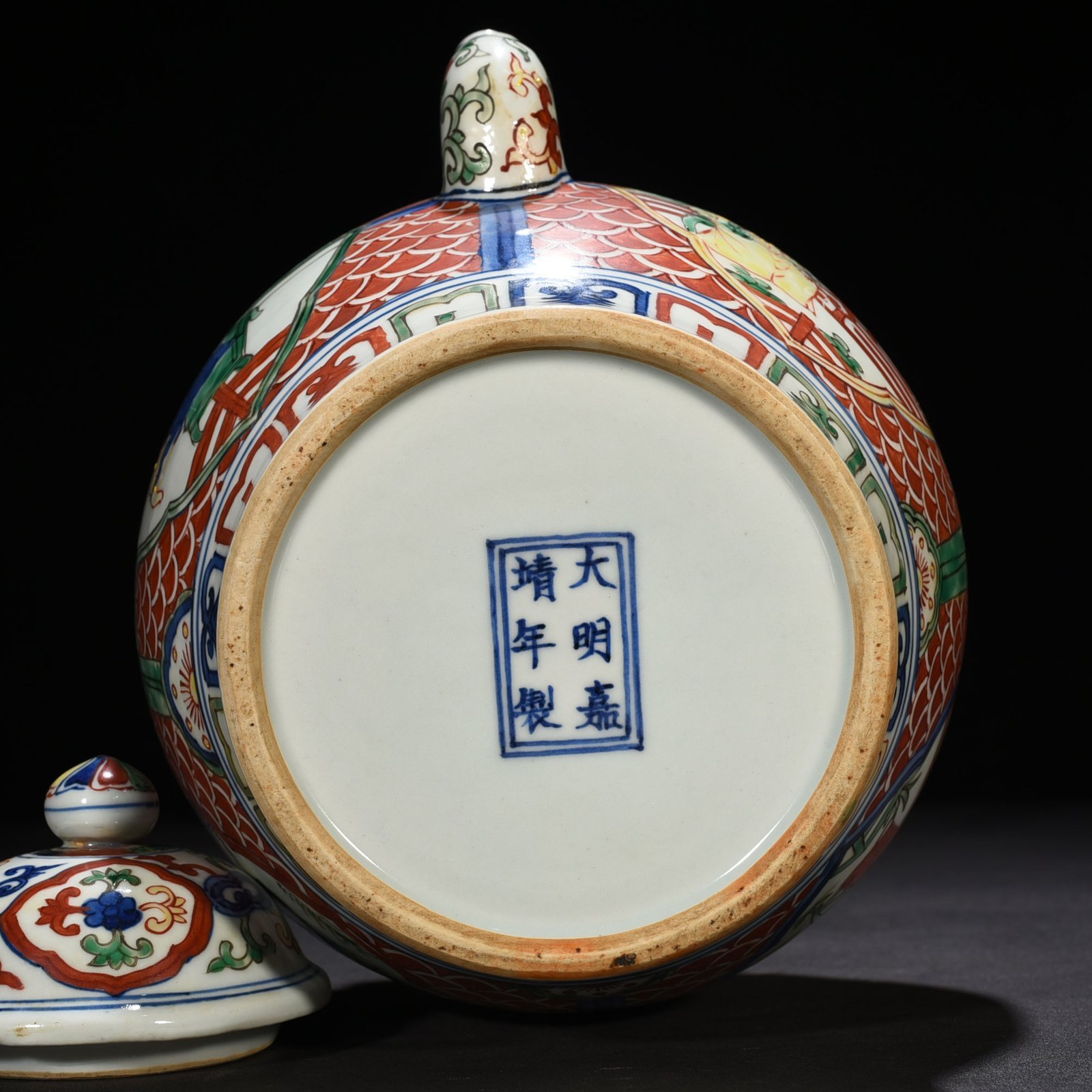 Ming Dynasty Jiajing blue and white multicolored windowed figure pattern handlebar teapot