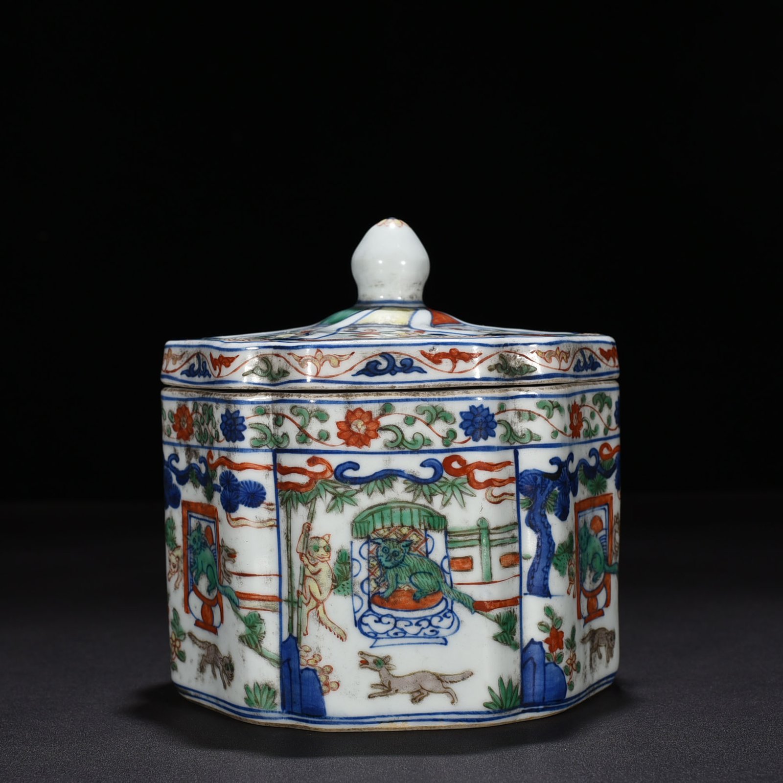 Ming Dynasty Jiajing blue and white colorful cat pattern lid jar