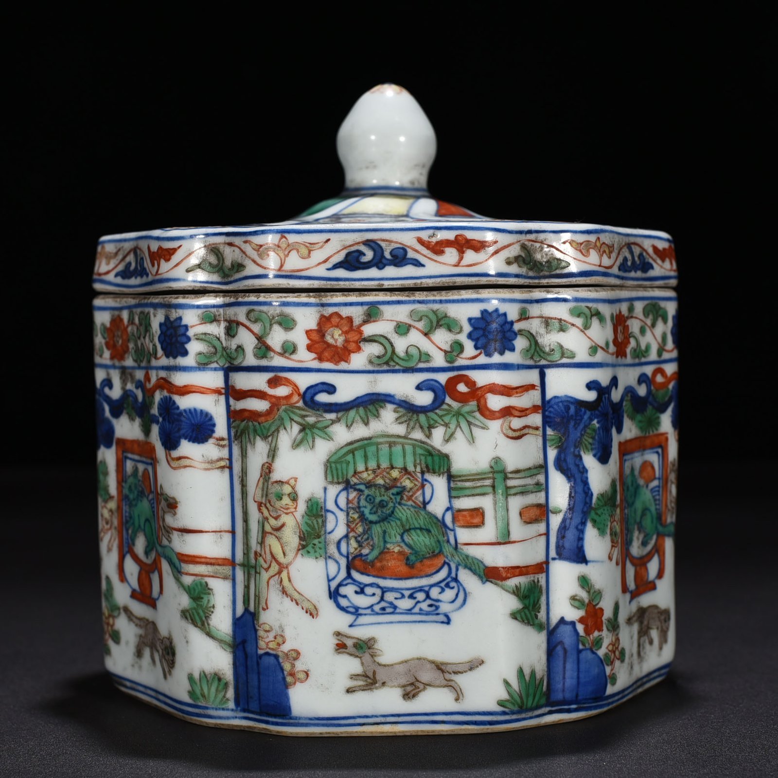Ming Dynasty Jiajing blue and white colorful cat pattern lid jar