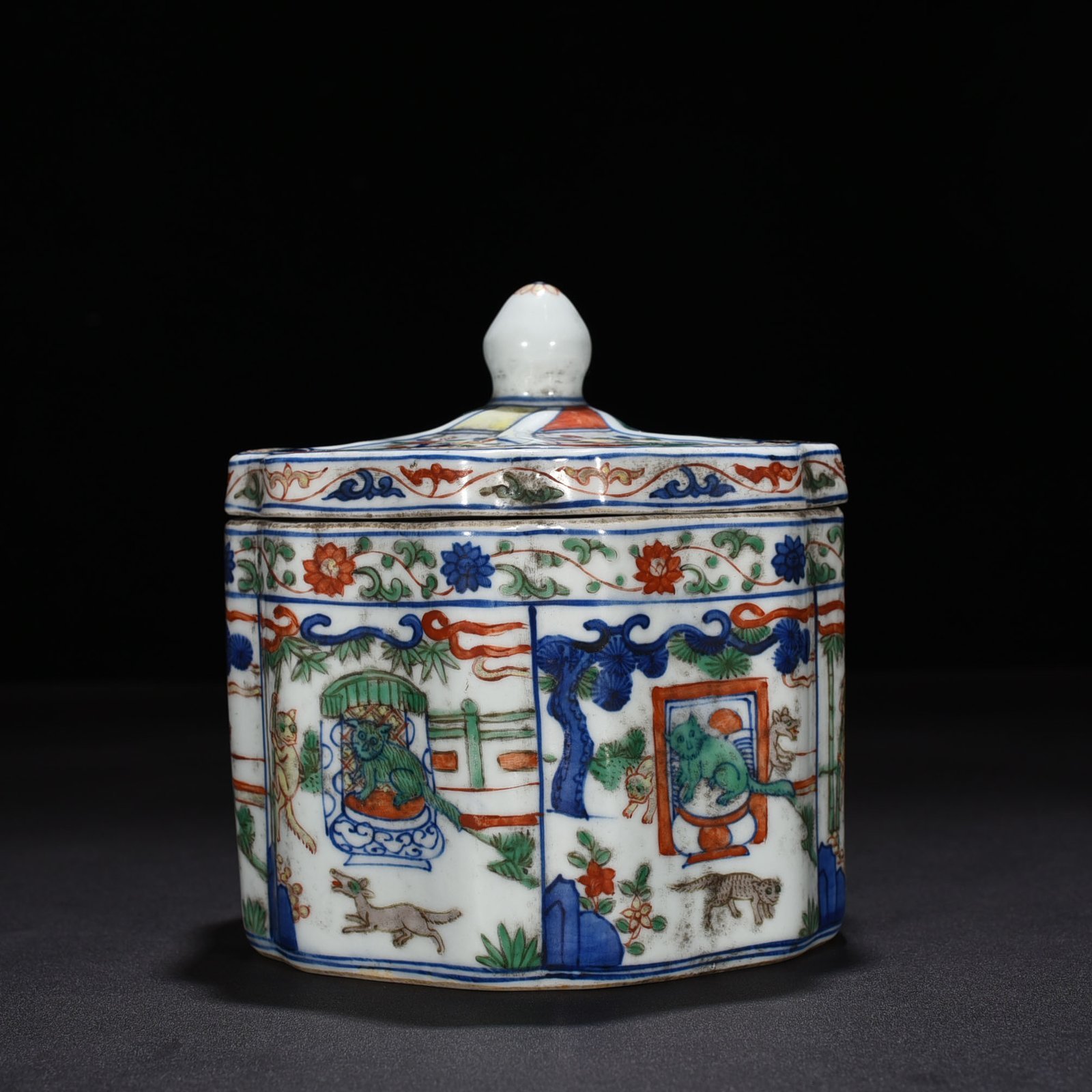 Ming Dynasty Jiajing blue and white colorful cat pattern lid jar