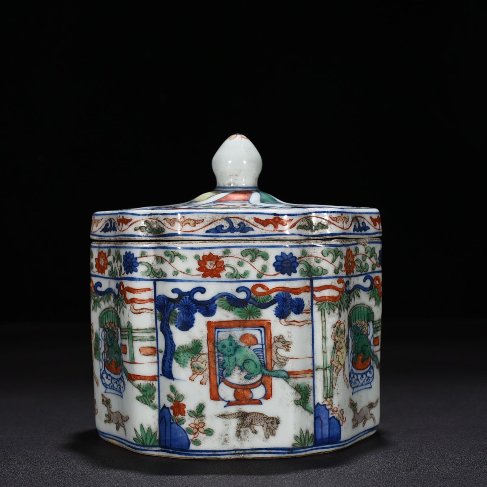 Ming Dynasty Jiajing blue and white colorful cat pattern lid jar