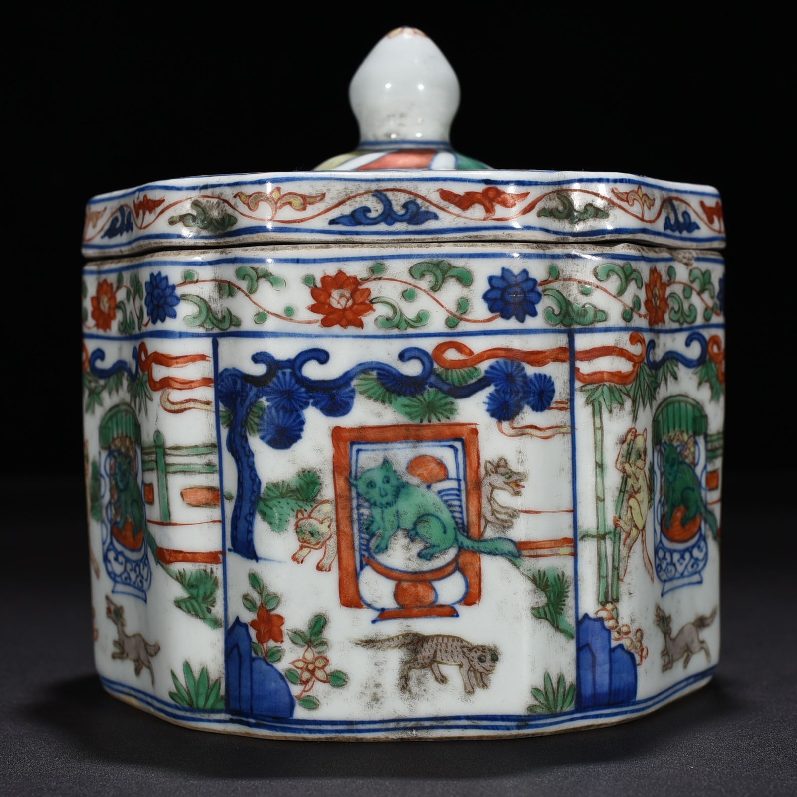 Ming Dynasty Jiajing blue and white colorful cat pattern lid jar