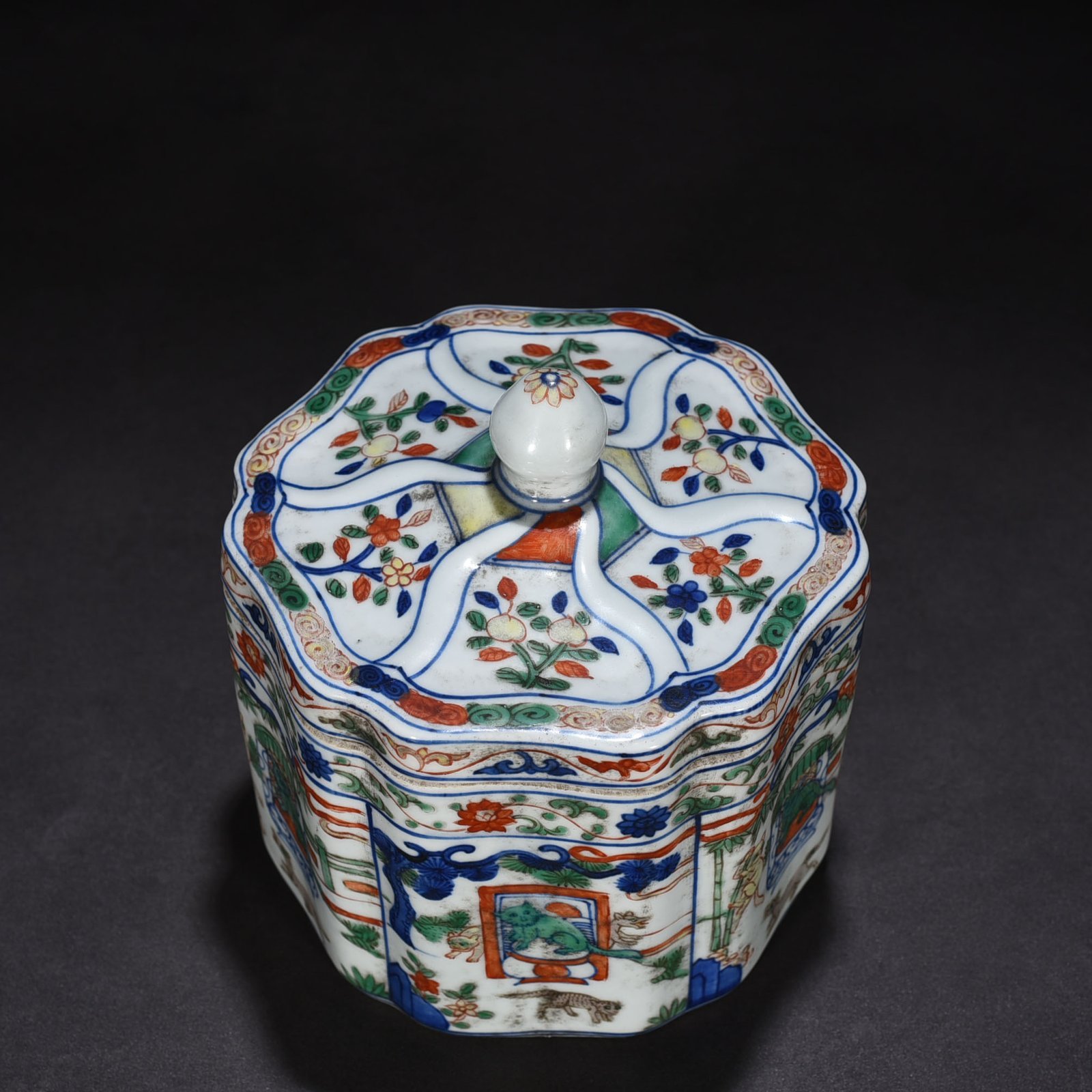 Ming Dynasty Jiajing blue and white colorful cat pattern lid jar