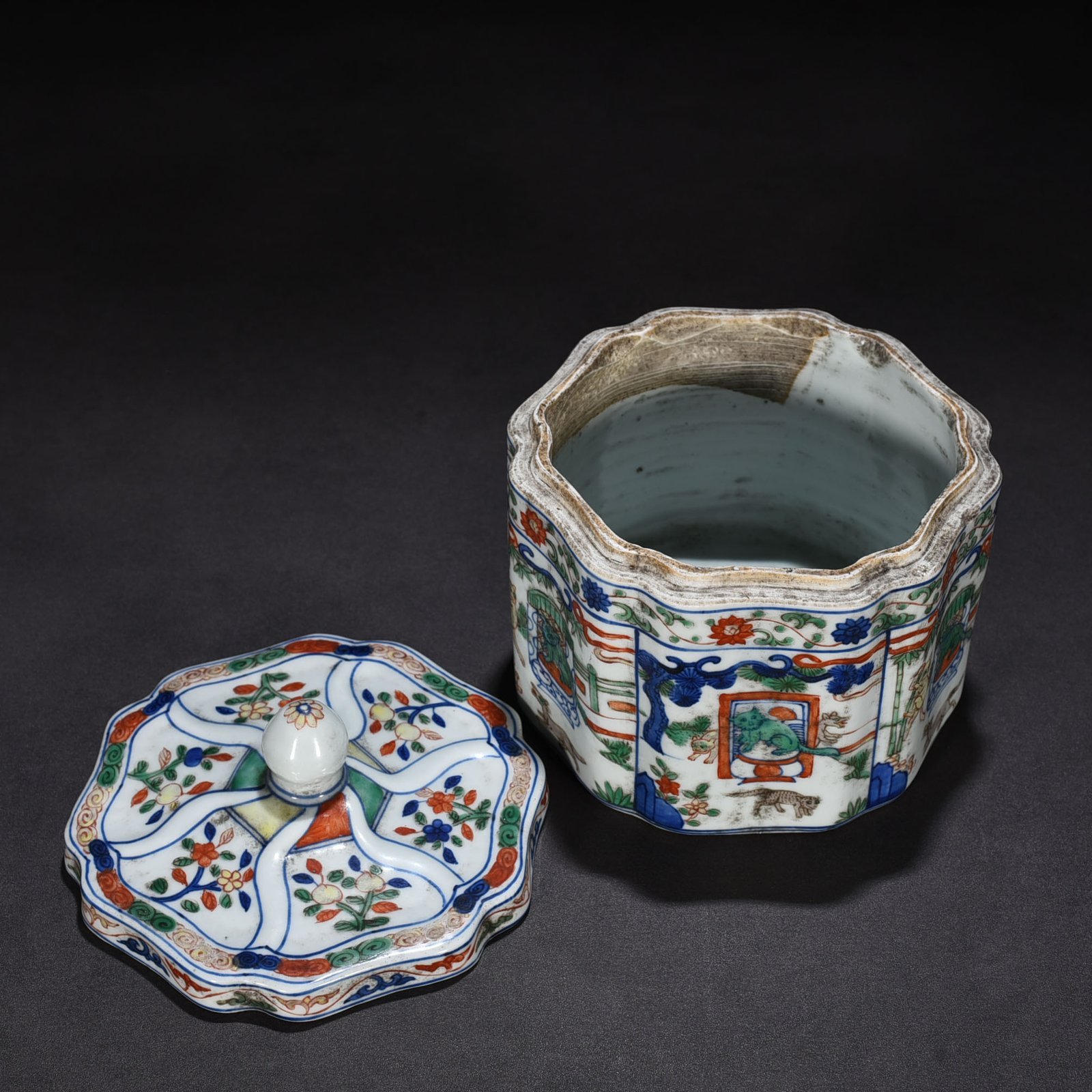 Ming Dynasty Jiajing blue and white colorful cat pattern lid jar