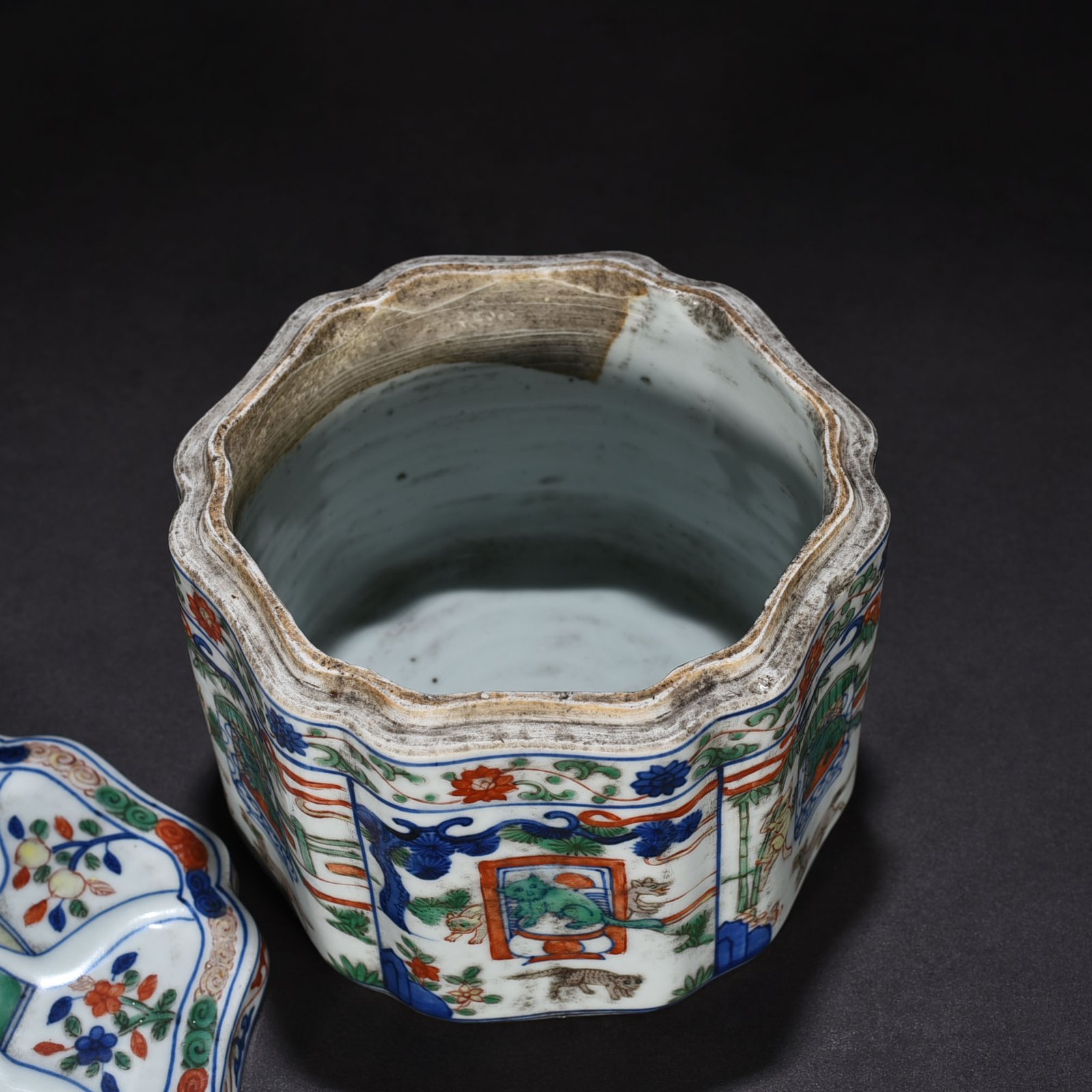 Ming Dynasty Jiajing blue and white colorful cat pattern lid jar