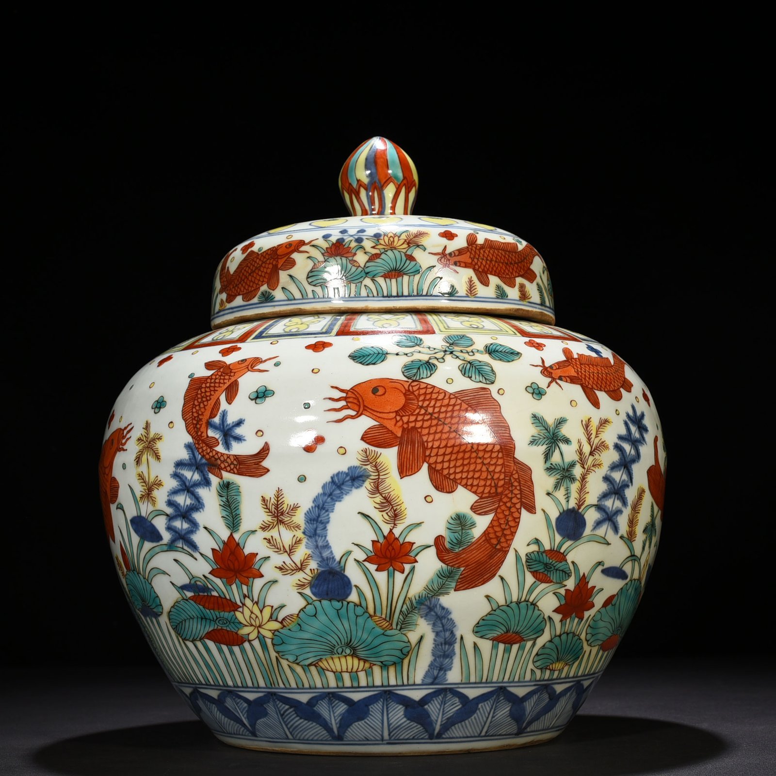 Ming Dynasty Jiajing blue and white colorful fish and algae pattern lid jar