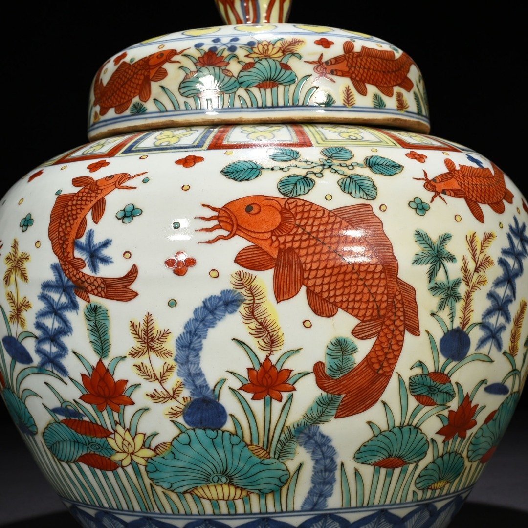 Ming Dynasty Jiajing blue and white colorful fish and algae pattern lid jar