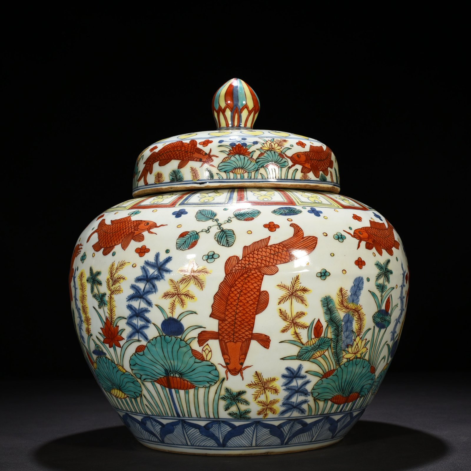 Ming Dynasty Jiajing blue and white colorful fish and algae pattern lid jar