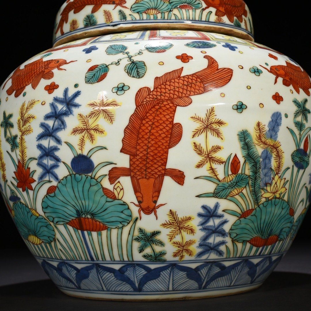 Ming Dynasty Jiajing blue and white colorful fish and algae pattern lid jar