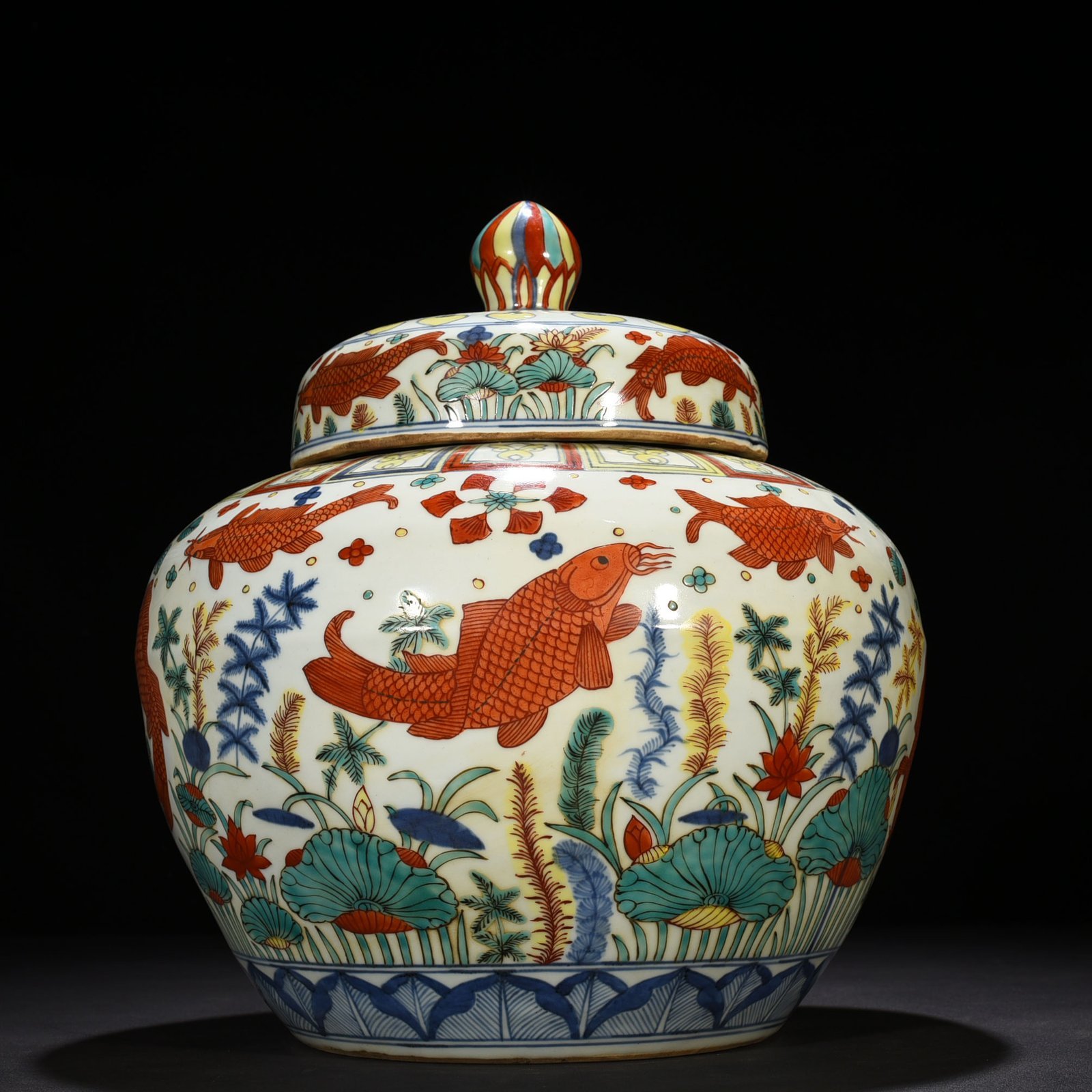 Ming Dynasty Jiajing blue and white colorful fish and algae pattern lid jar