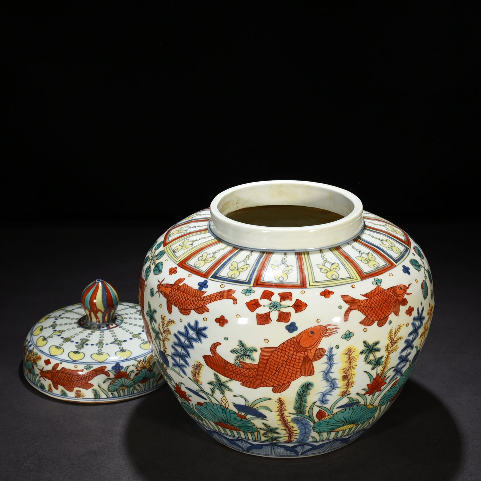 Ming Dynasty Jiajing blue and white colorful fish and algae pattern lid jar