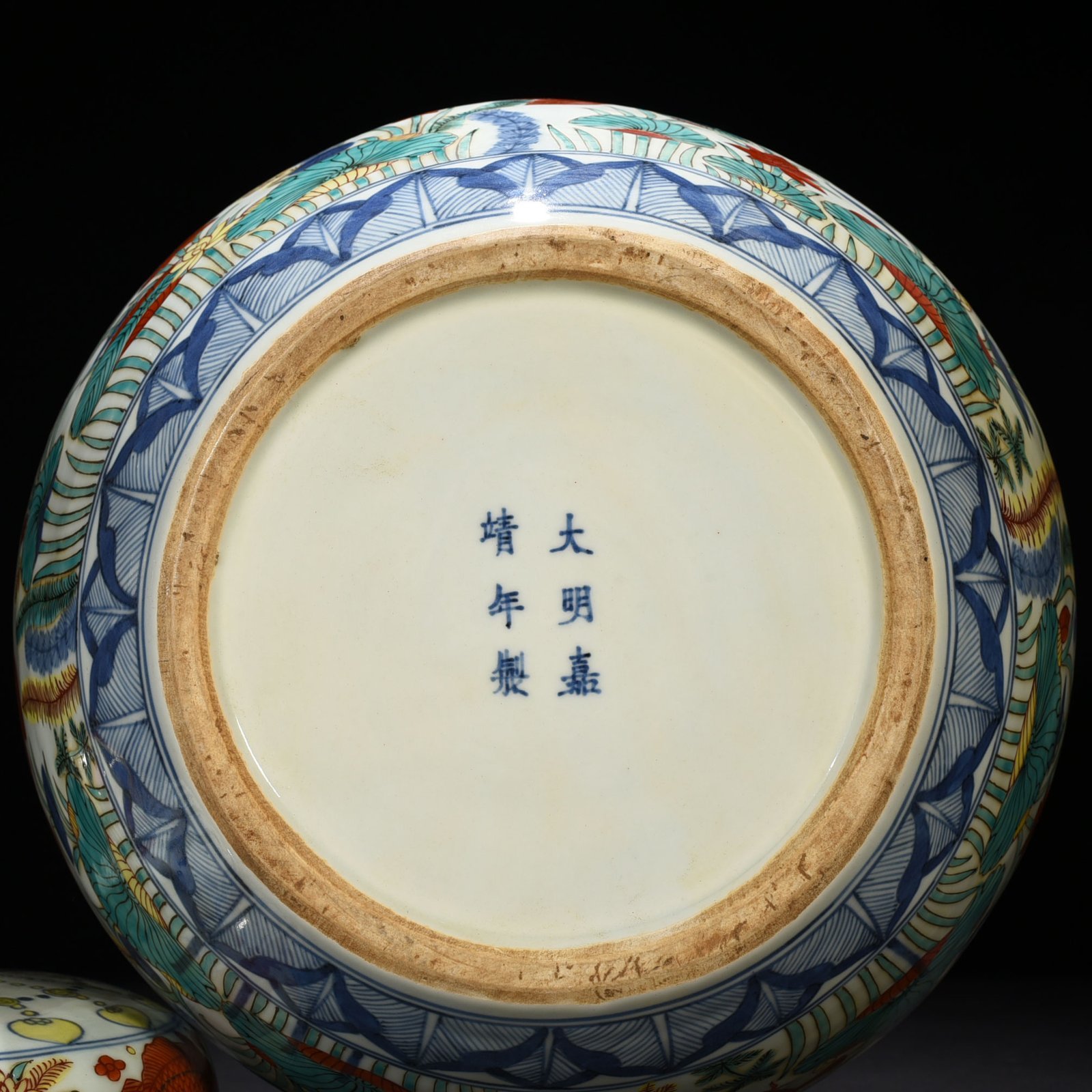 Ming Dynasty Jiajing blue and white colorful fish and algae pattern lid jar