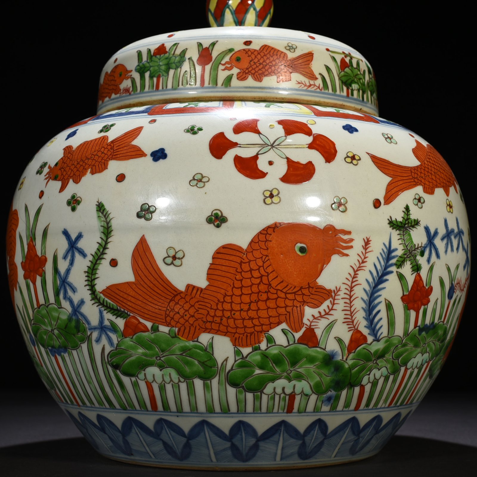 Ming Dynasty Jiajing blue and white colorful fish and algae pattern lid jar