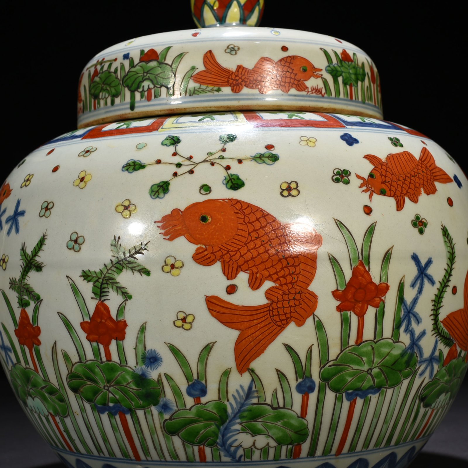 Ming Dynasty Jiajing blue and white colorful fish and algae pattern lid jar
