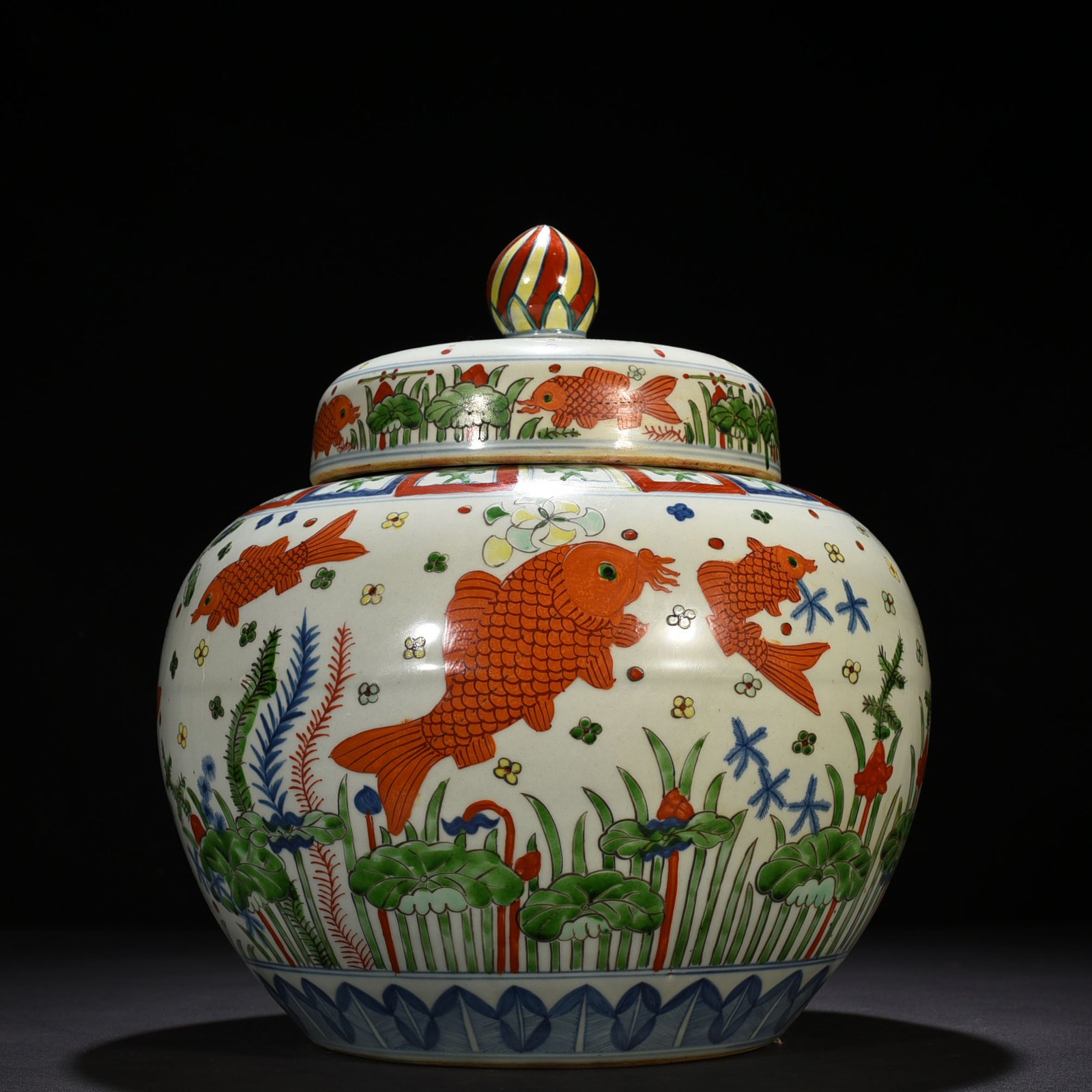 Ming Dynasty Jiajing blue and white colorful fish and algae pattern lid jar