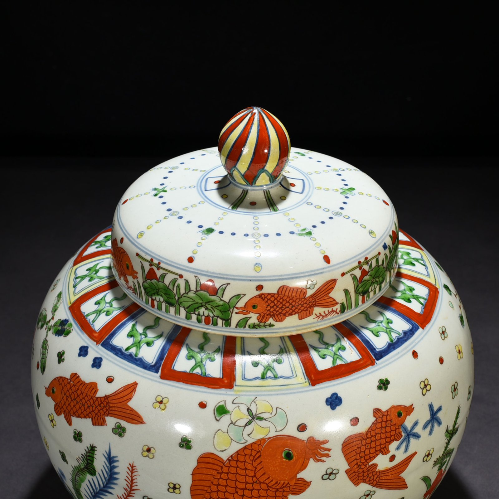 Ming Dynasty Jiajing blue and white colorful fish and algae pattern lid jar