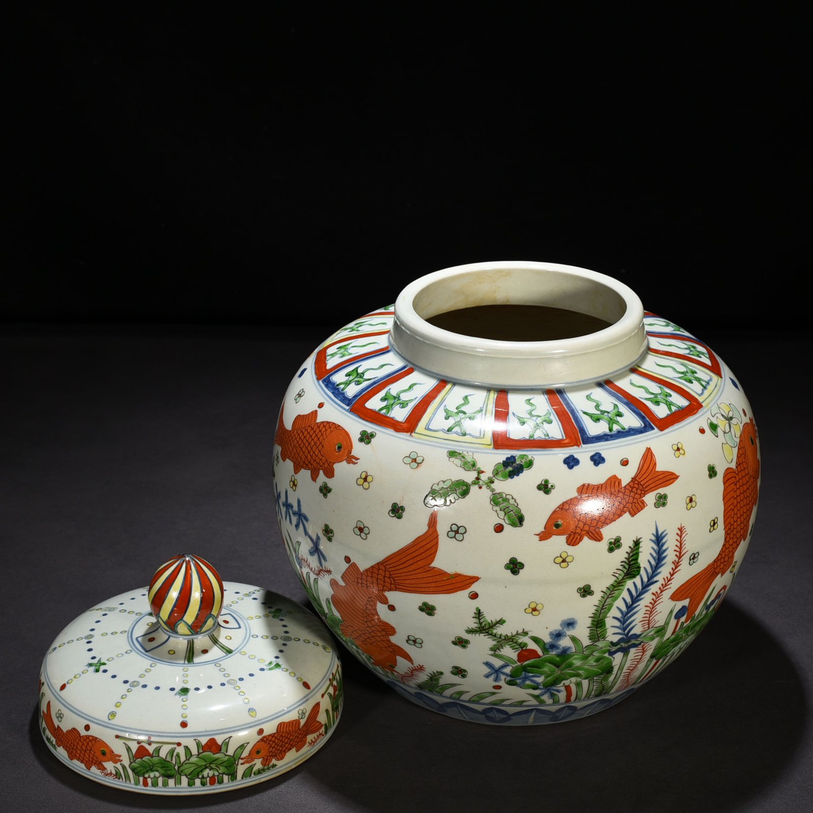 Ming Dynasty Jiajing blue and white colorful fish and algae pattern lid jar