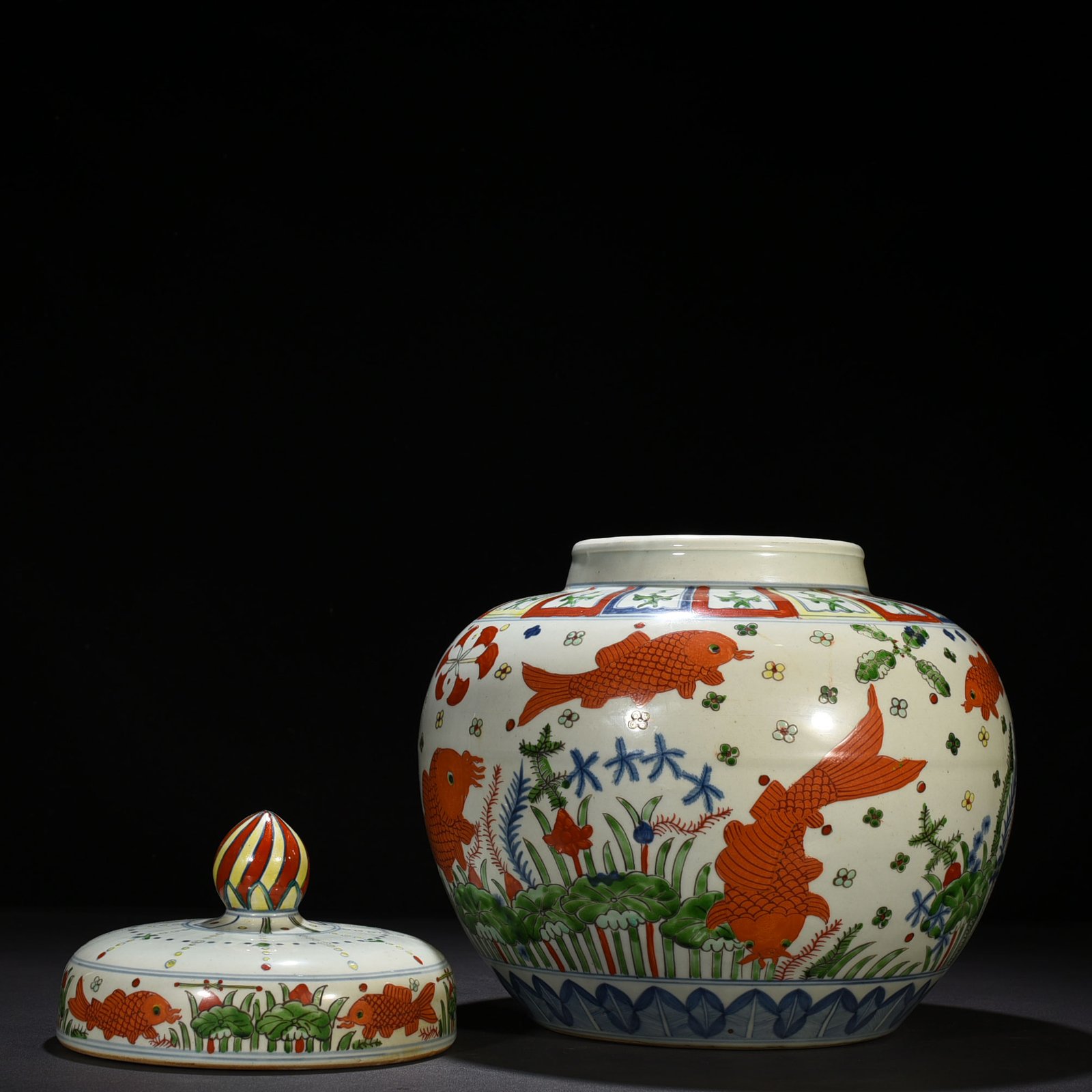 Ming Dynasty Jiajing blue and white colorful fish and algae pattern lid jar