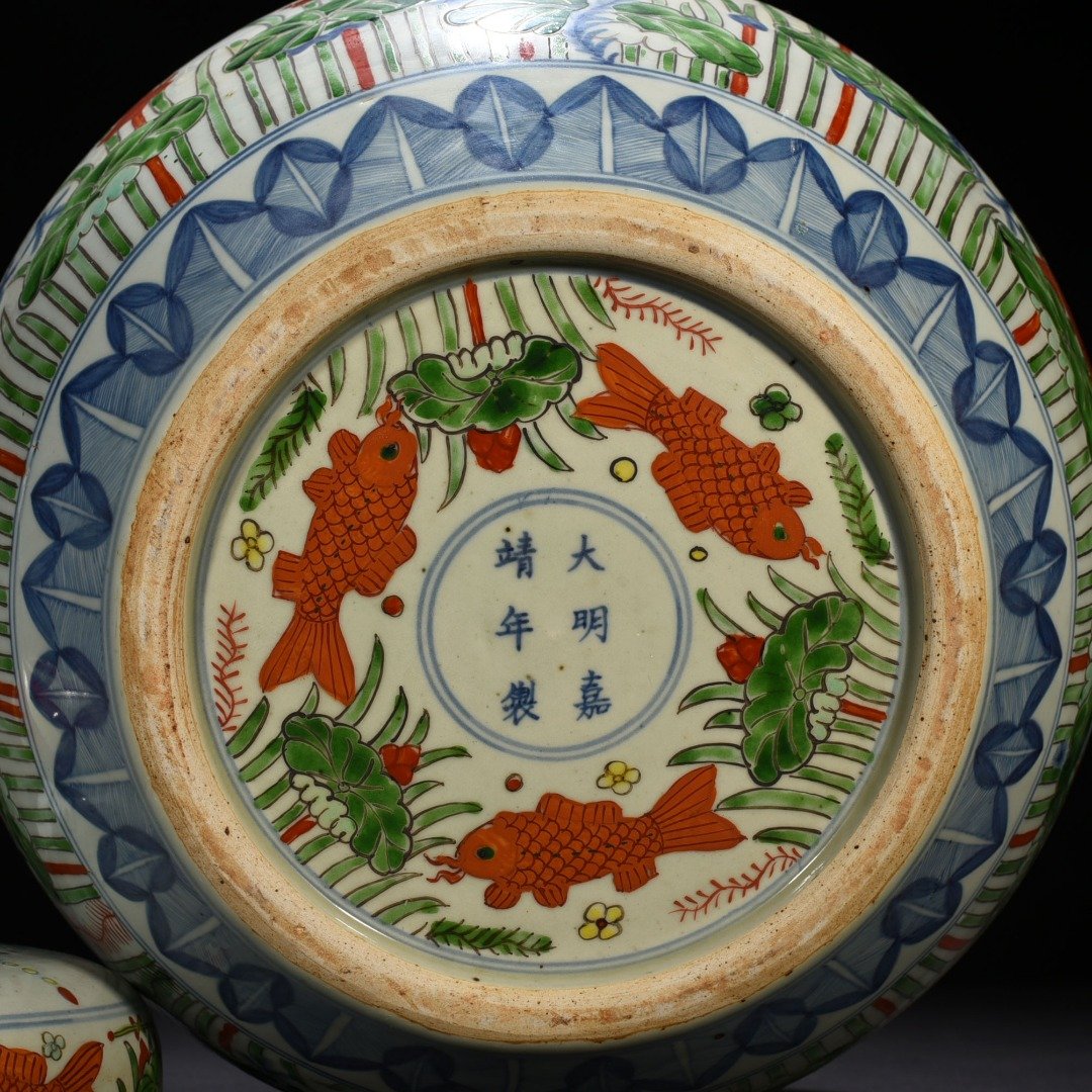 Ming Dynasty Jiajing blue and white colorful fish and algae pattern lid jar