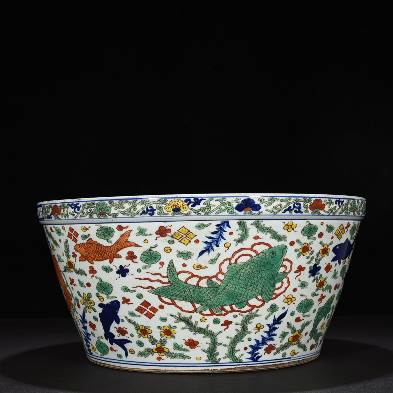 Ming Dynasty Jiajing blue and white colorful fish and algae pattern tank