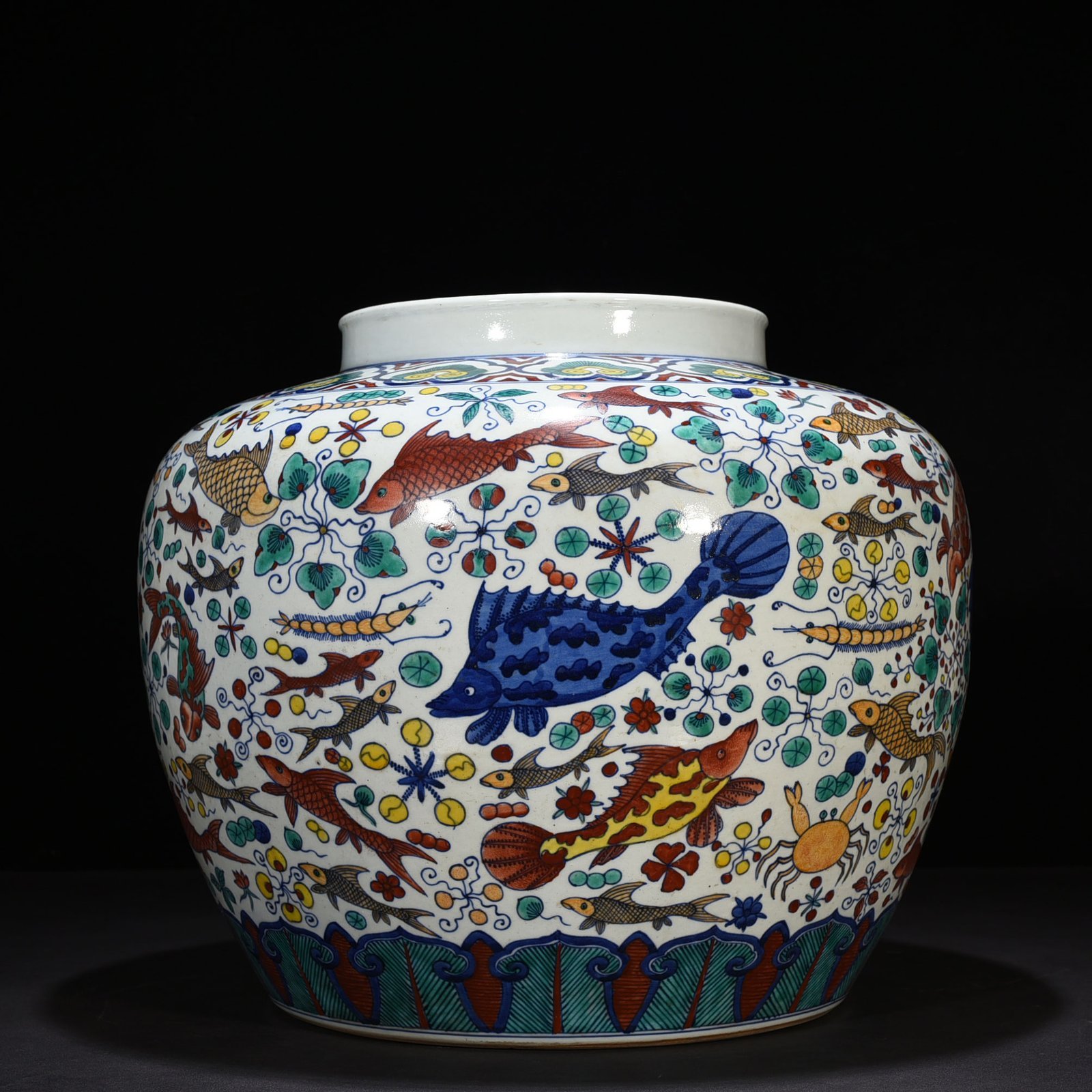 Ming Dynasty Jiajing blue and white colorful fish and algae pattern jar
