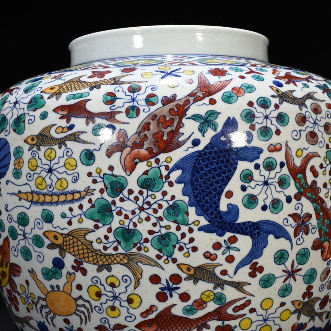Ming Dynasty Jiajing blue and white colorful fish and algae pattern jar