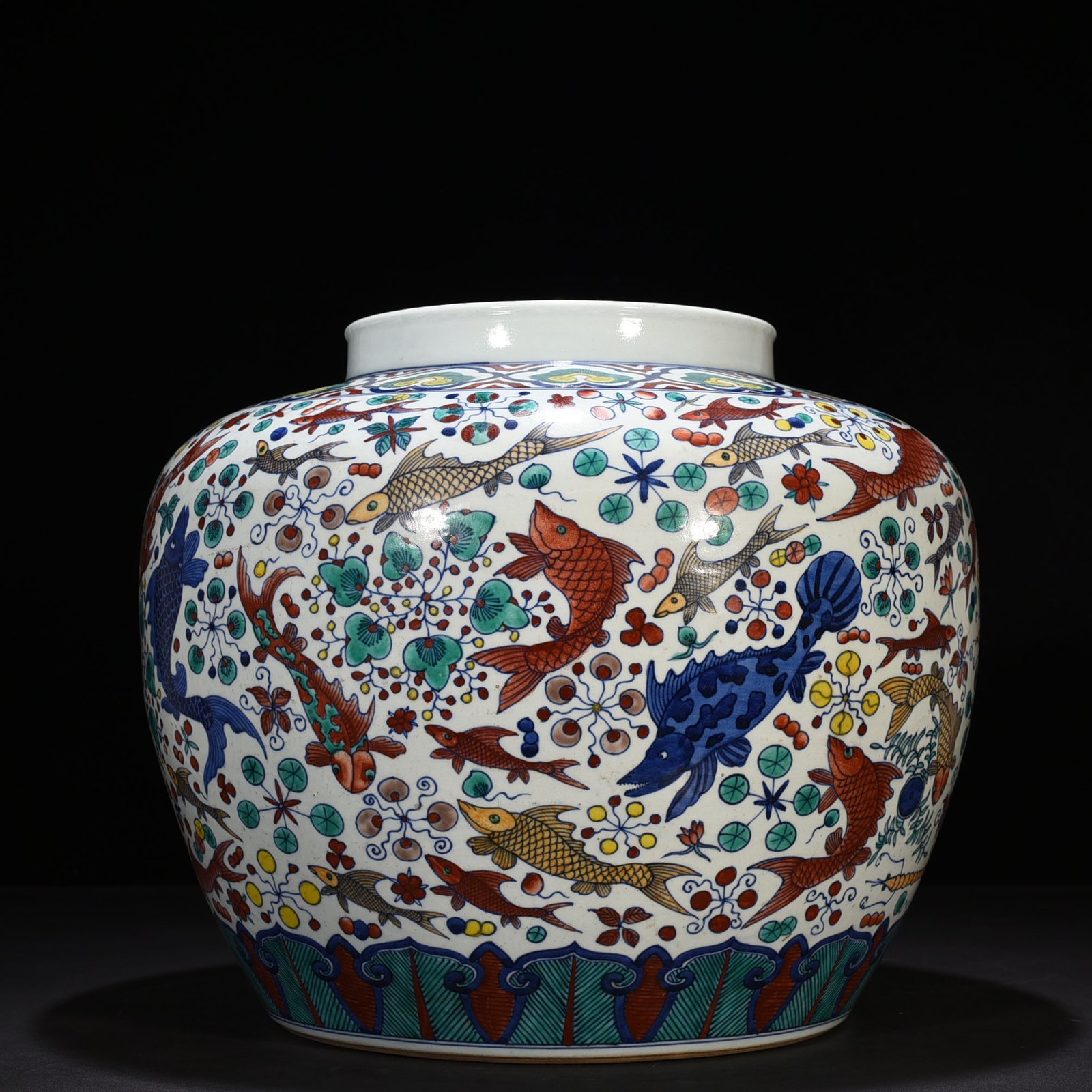 Ming Dynasty Jiajing blue and white colorful fish and algae pattern jar