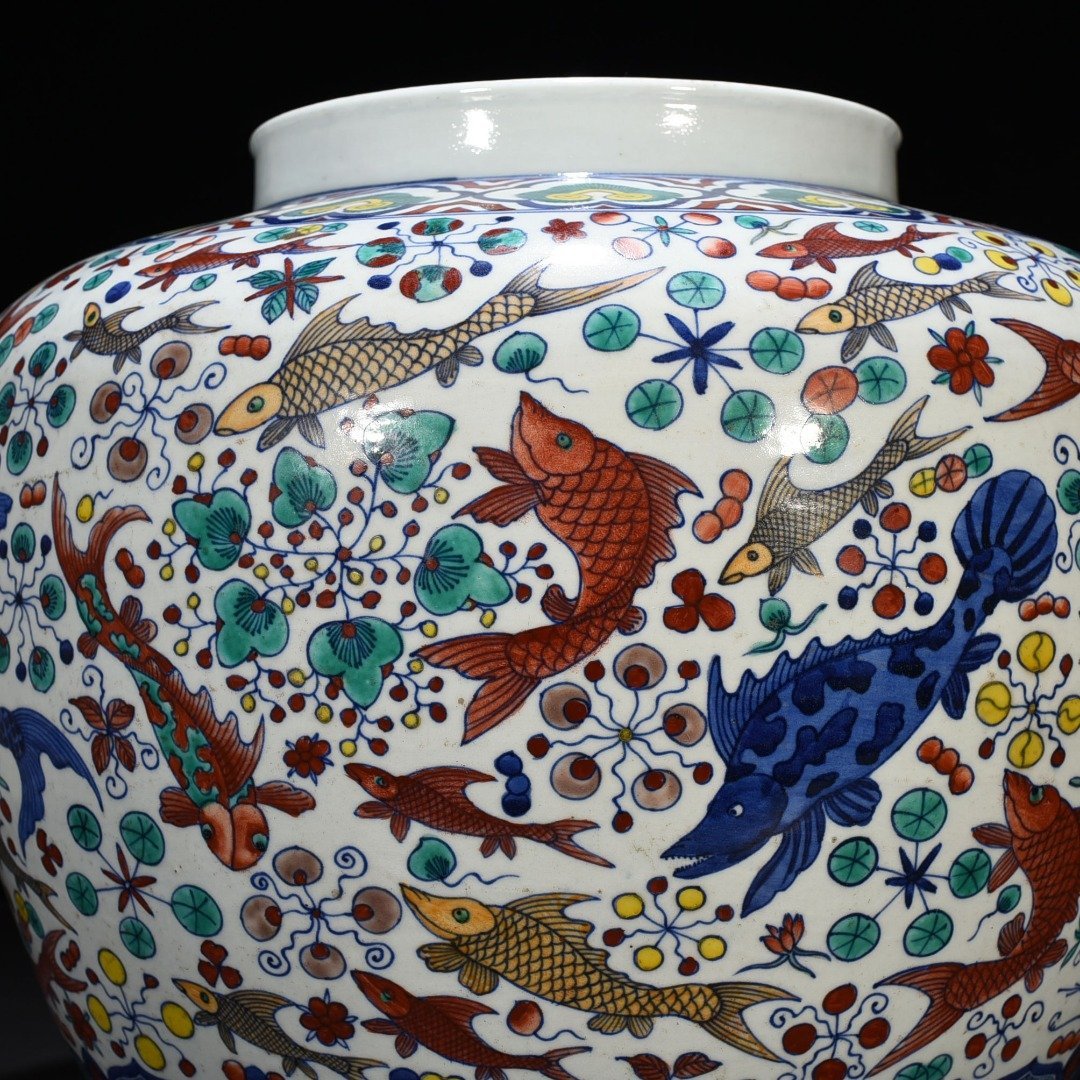 Ming Dynasty Jiajing blue and white colorful fish and algae pattern jar