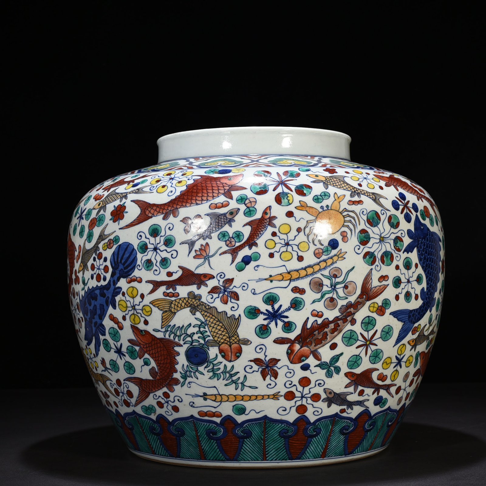 Ming Dynasty Jiajing blue and white colorful fish and algae pattern jar