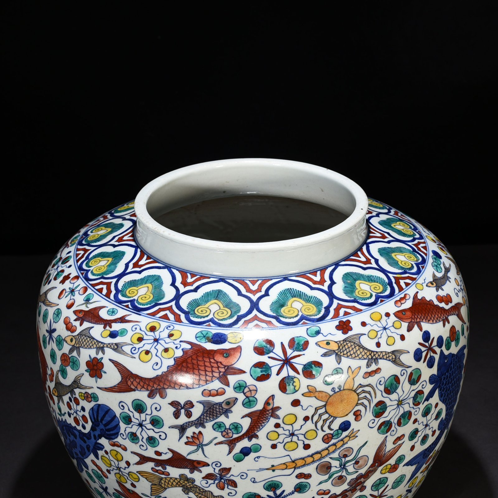 Ming Dynasty Jiajing blue and white colorful fish and algae pattern jar