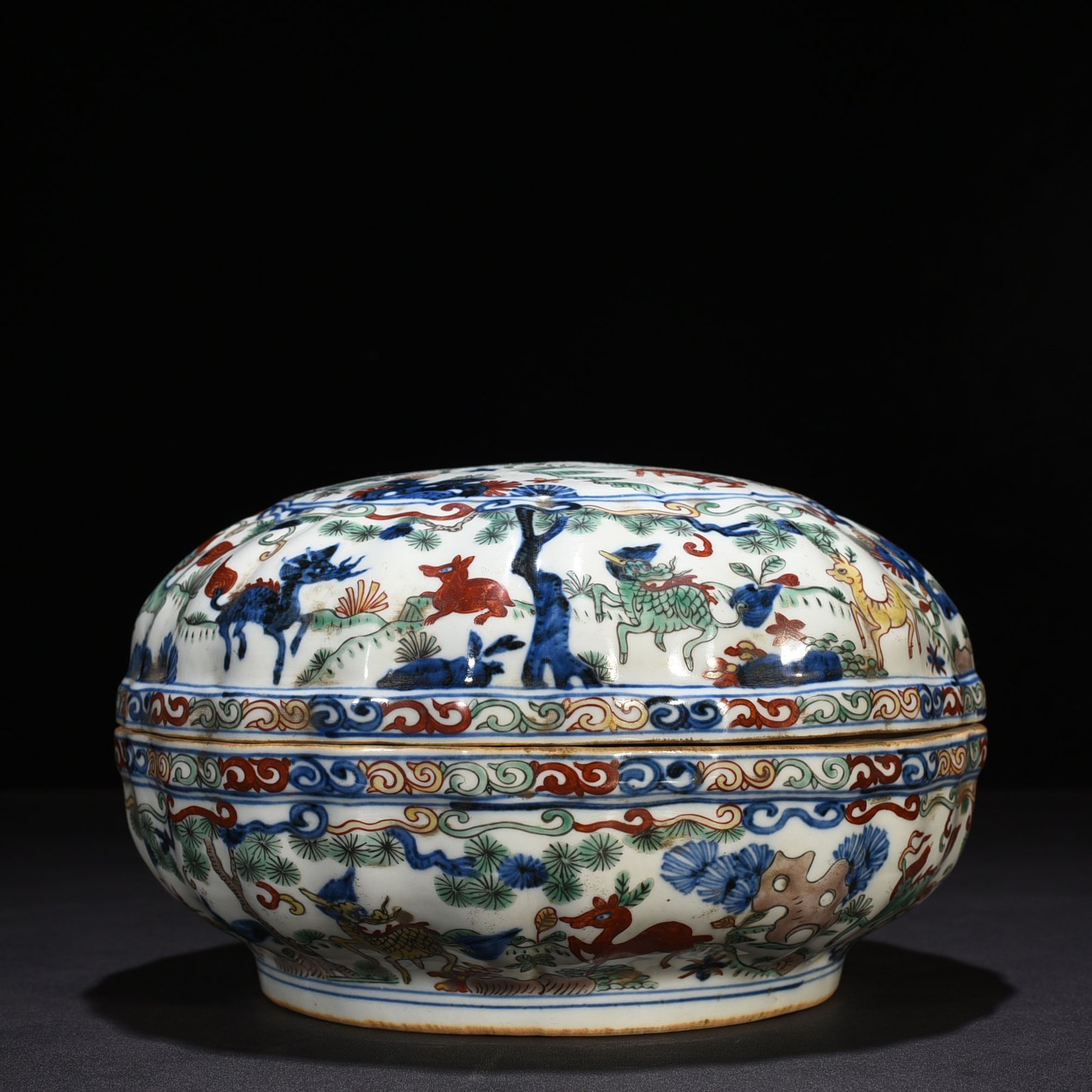 Ming Dynasty Jiajing blue and white multicolored unicorn and auspicious animal pattern fruit box