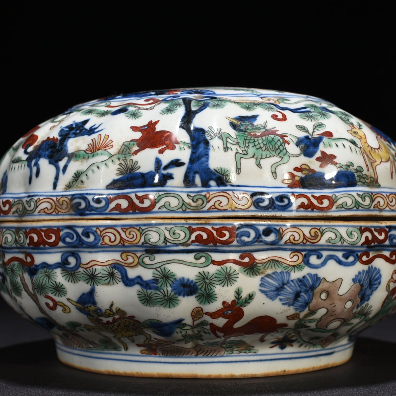 Ming Dynasty Jiajing blue and white multicolored unicorn and auspicious animal pattern fruit box