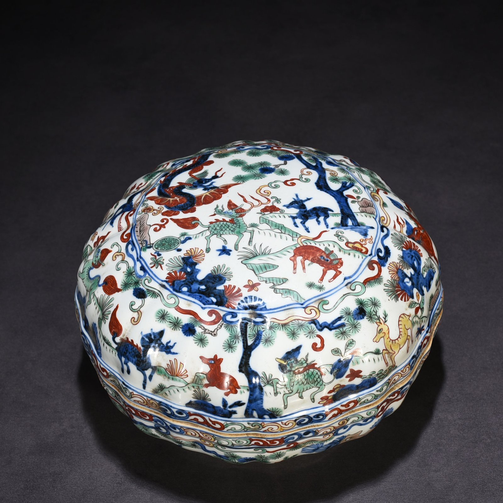 Ming Dynasty Jiajing blue and white multicolored unicorn and auspicious animal pattern fruit box