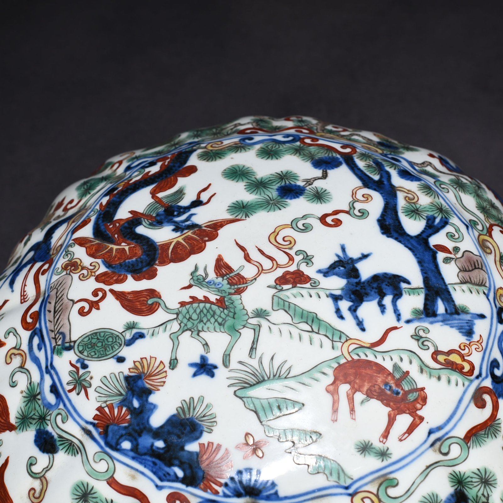 Ming Dynasty Jiajing blue and white multicolored unicorn and auspicious animal pattern fruit box