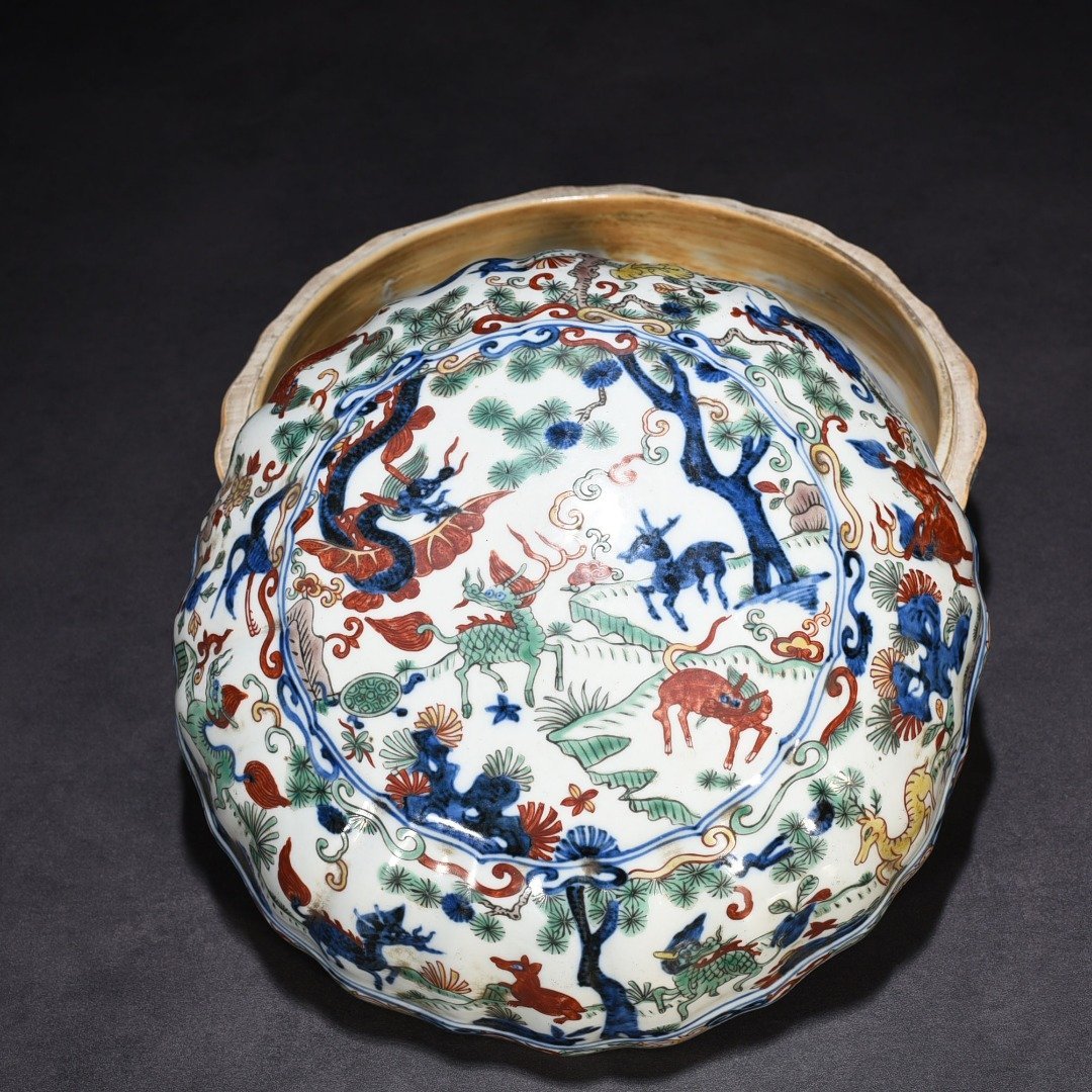 Ming Dynasty Jiajing blue and white multicolored unicorn and auspicious animal pattern fruit box