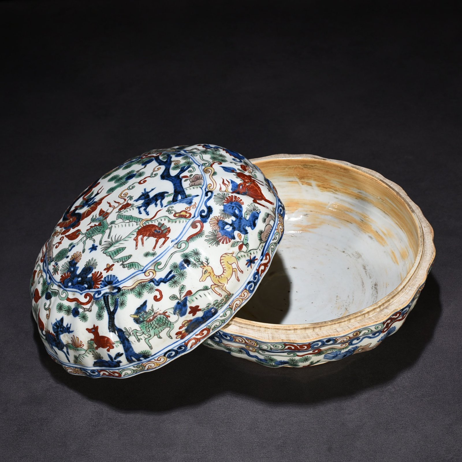 Ming Dynasty Jiajing blue and white multicolored unicorn and auspicious animal pattern fruit box