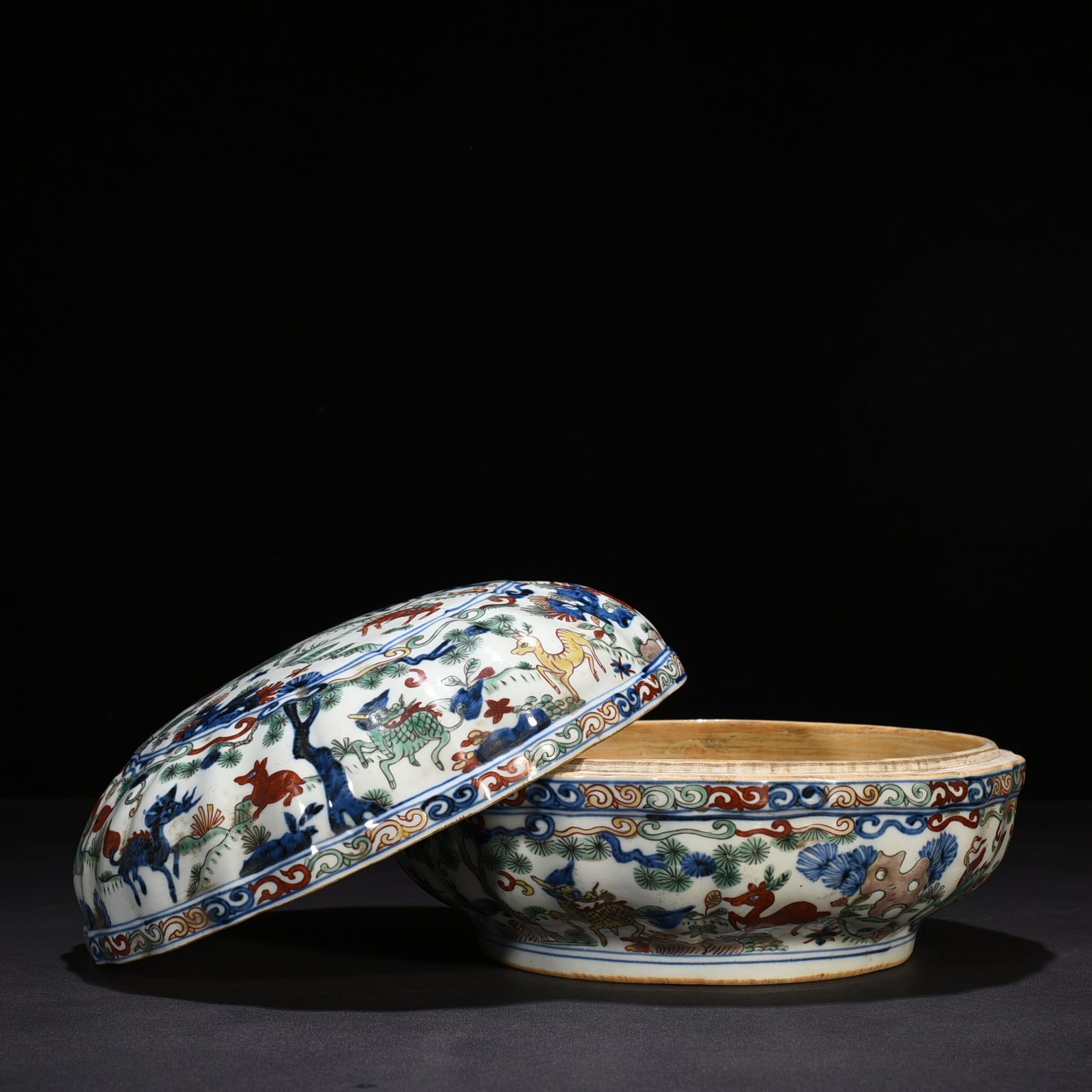 Ming Dynasty Jiajing blue and white multicolored unicorn and auspicious animal pattern fruit box