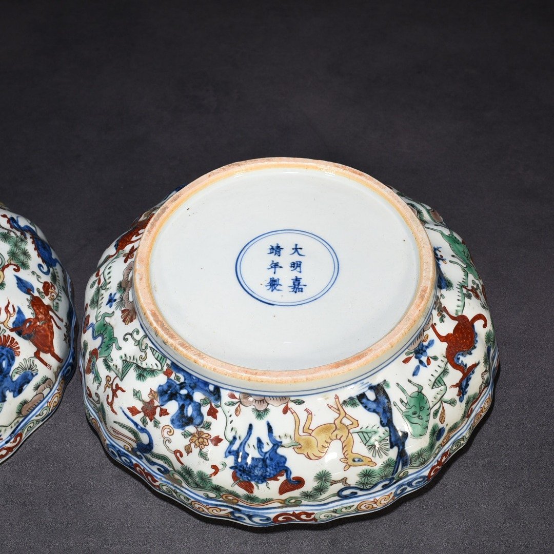 Ming Dynasty Jiajing blue and white multicolored unicorn and auspicious animal pattern fruit box