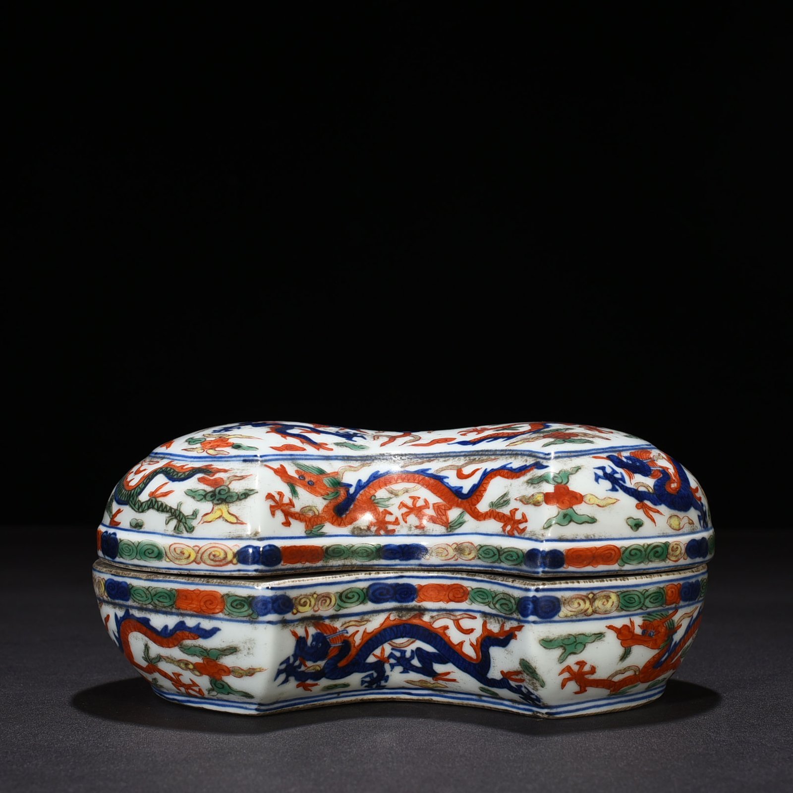 Ming Dynasty Jiajing blue and white multicolored dragon pattern treasure box