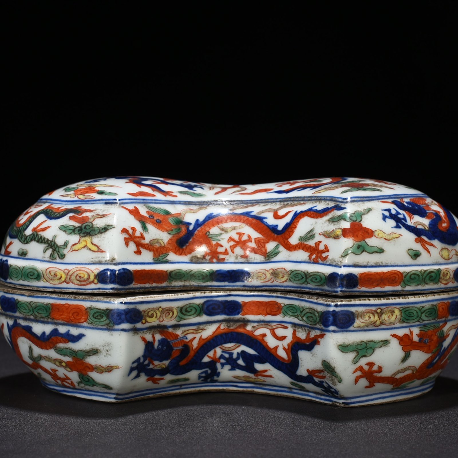 Ming Dynasty Jiajing blue and white multicolored dragon pattern treasure box