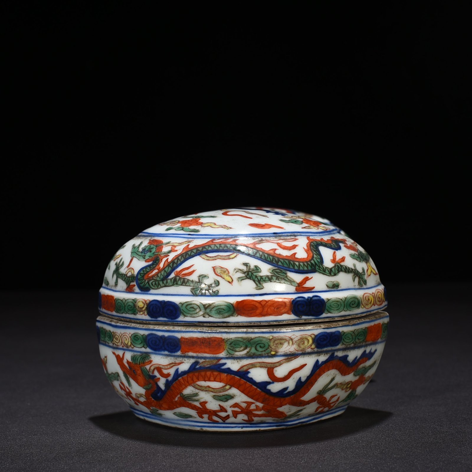 Ming Dynasty Jiajing blue and white multicolored dragon pattern treasure box