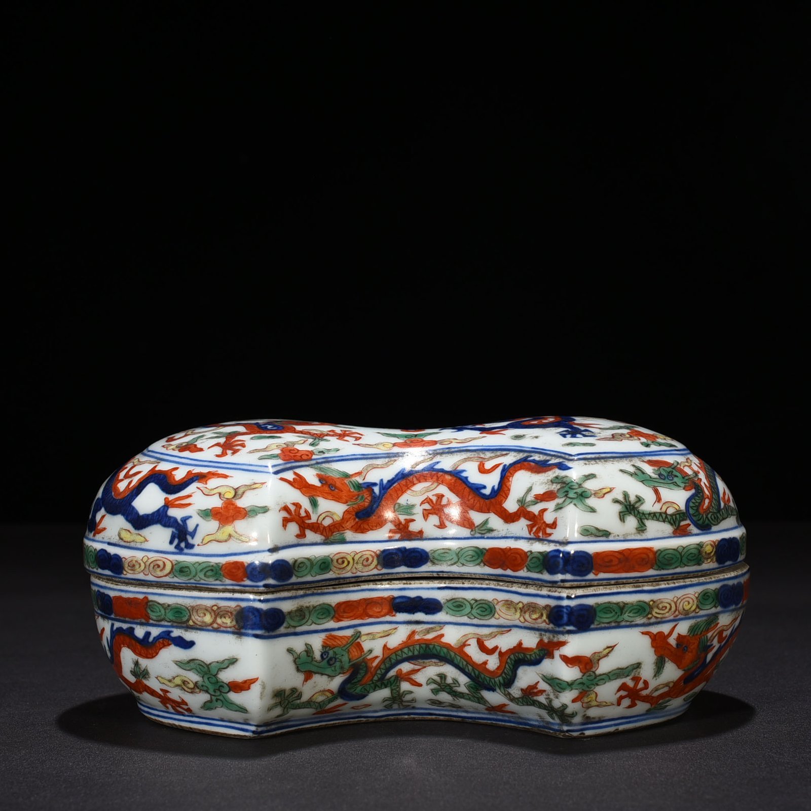 Ming Dynasty Jiajing blue and white multicolored dragon pattern treasure box