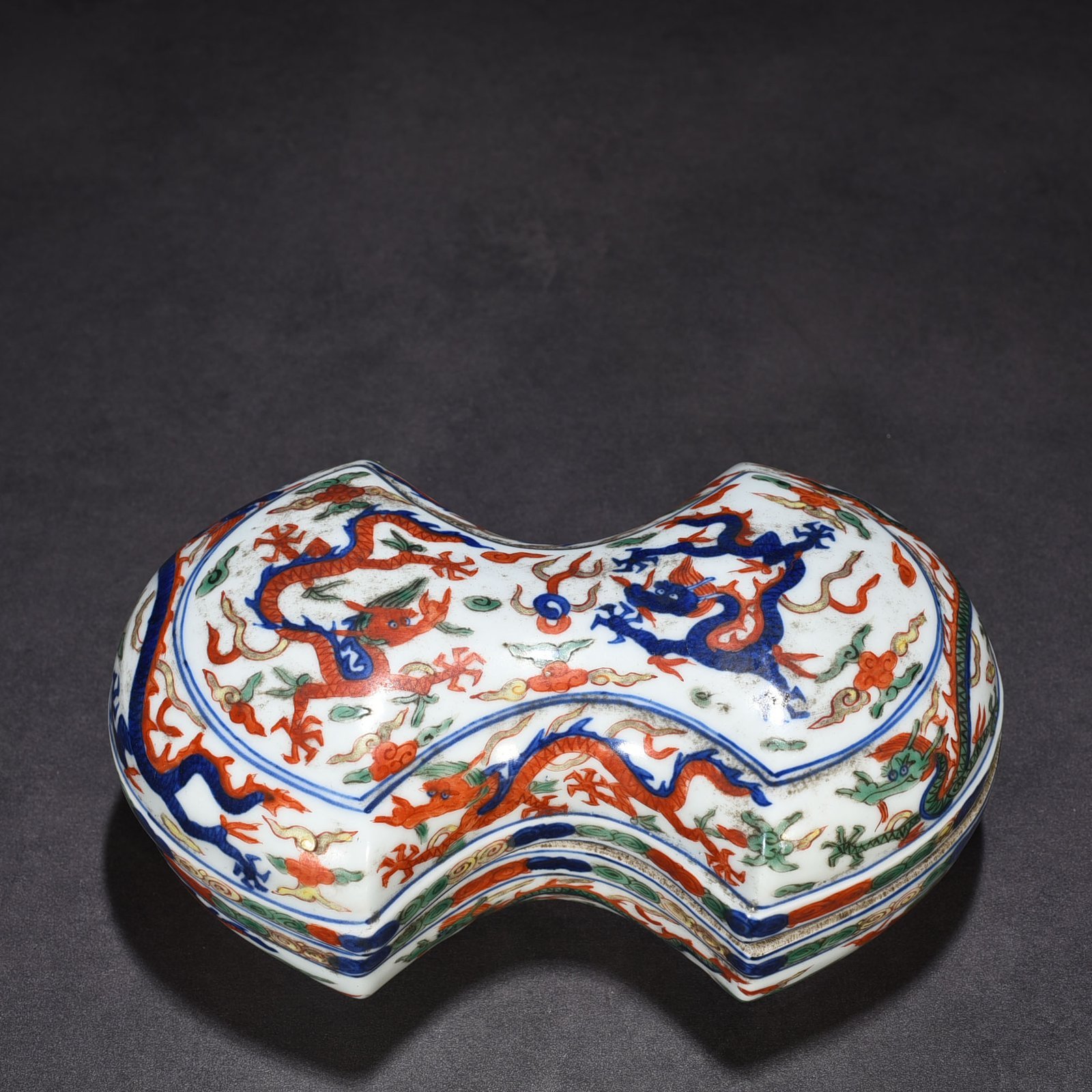 Ming Dynasty Jiajing blue and white multicolored dragon pattern treasure box
