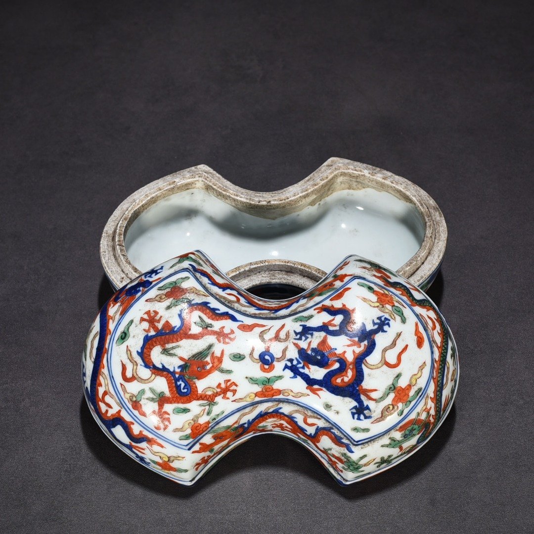 Ming Dynasty Jiajing blue and white multicolored dragon pattern treasure box