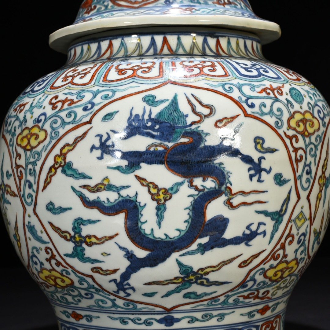 Ming Dynasty Jiajing blue and white multicolored dragon pattern general jar