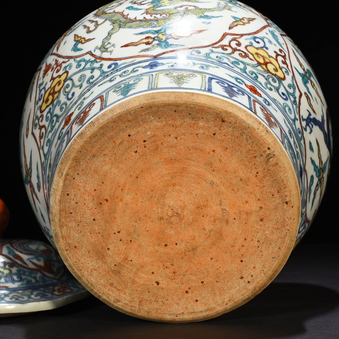 Ming Dynasty Jiajing blue and white multicolored dragon pattern general jar