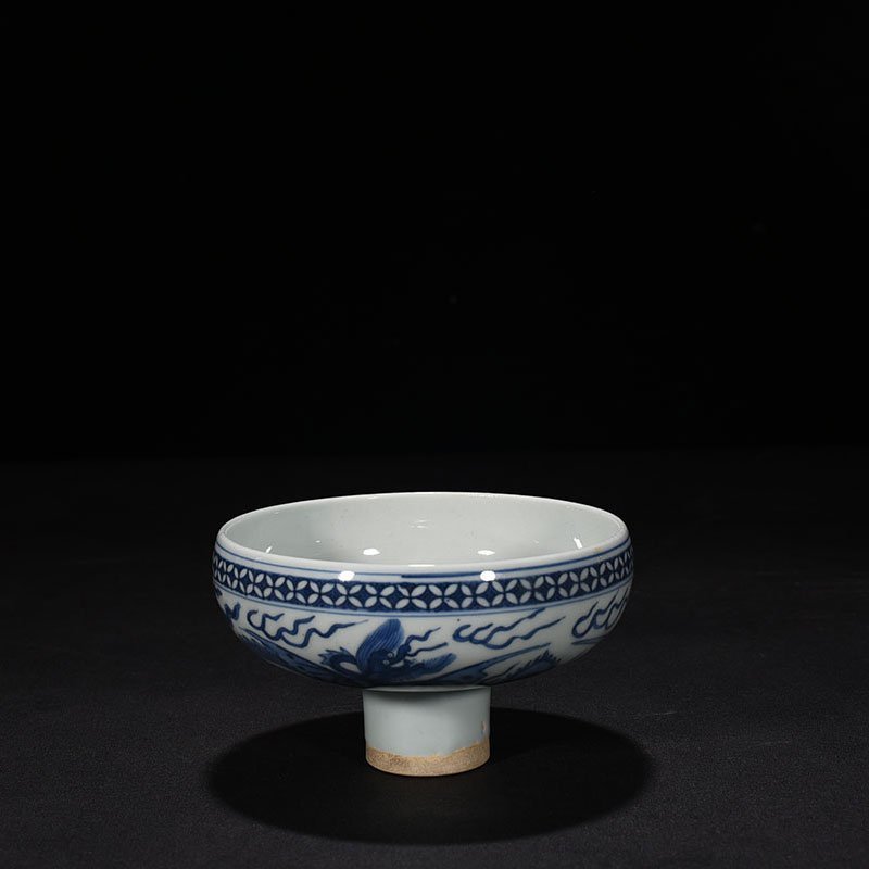 Ming Dynasty Jiajing blue and white pterosaur pattern tall bowl