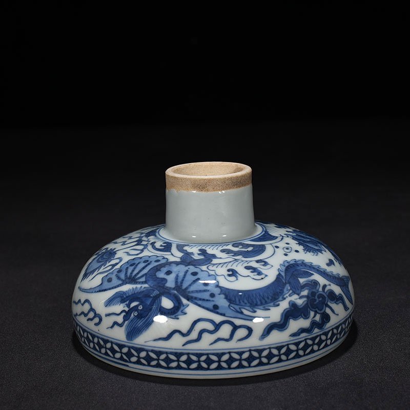 Ming Dynasty Jiajing blue and white pterosaur pattern tall bowl